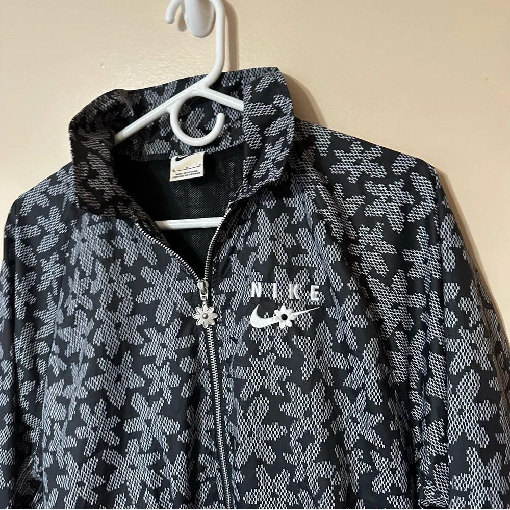 Nike Sportswear AOP Sport Daisy Black White Jacket Women’s Size Medium